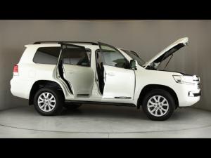 Toyota Land Cruiser 200 4.5D-4D V8 VX-R - Image 30