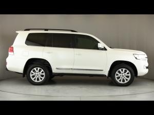 Toyota Land Cruiser 200 4.5D-4D V8 VX-R - Image 3