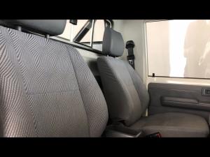 Toyota Land Cruiser 79 4.5D-4D LX V8 single cab - Image 12