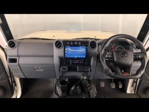 Toyota Land Cruiser 79 2.8GD-6 double cab manual - Image 6
