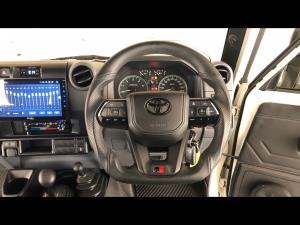 Toyota Land Cruiser 79 2.8GD-6 double cab manual - Image 8