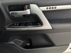 Toyota Land Cruiser 200 4.5D-4D V8 VX - Image 24