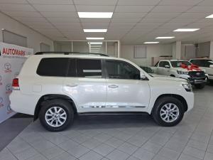 Toyota Land Cruiser 200 4.5D-4D V8 VX-R - Image 3