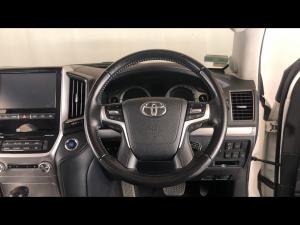 Toyota Land Cruiser 200 4.5D-4D V8 VX-R - Image 8