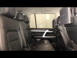 Toyota Land Cruiser 200 4.5D-4D V8 VX-R - Image 12