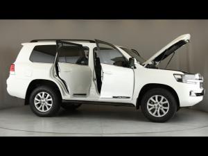 Toyota Land Cruiser 200 4.5D-4D V8 VX-R - Image 30