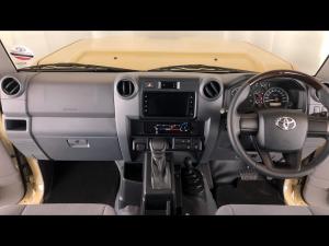 Toyota Land Cruiser 79 2.8GD-6 double cab auto - Image 6
