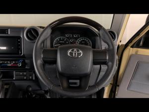 Toyota Land Cruiser 79 2.8GD-6 double cab auto - Image 8