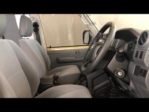 Toyota Land Cruiser 79 2.8GD-6 double cab auto - Image 10