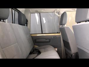 Toyota Land Cruiser 79 2.8GD-6 double cab auto - Image 12