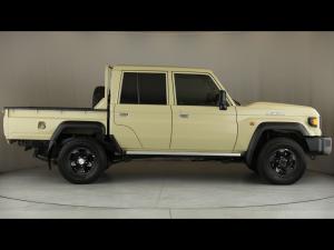 Toyota Land Cruiser 79 2.8GD-6 double cab auto - Image 3