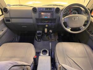 Toyota Land Cruiser 76 4.5D-4D V8 station wagon LX - Image 6