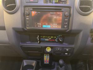 Toyota Land Cruiser 76 4.5D-4D V8 station wagon LX - Image 13