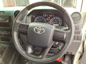 Toyota Land Cruiser 79 2.8GD-6 single cab auto - Image 8