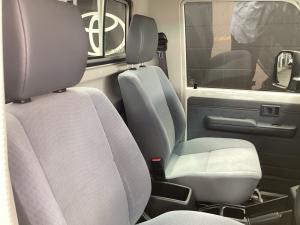 Toyota Land Cruiser 79 2.8GD-6 single cab auto - Image 13