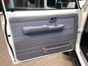 Toyota Land Cruiser 79 2.8GD-6 single cab auto - Image 19