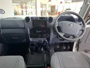 Toyota Land Cruiser 79 4.5D-4D V8 double cab LX 70th Anniversary - Image 6