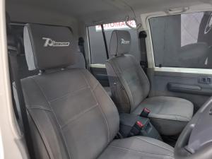 Toyota Land Cruiser 79 4.5D-4D V8 double cab LX 70th Anniversary - Image 10